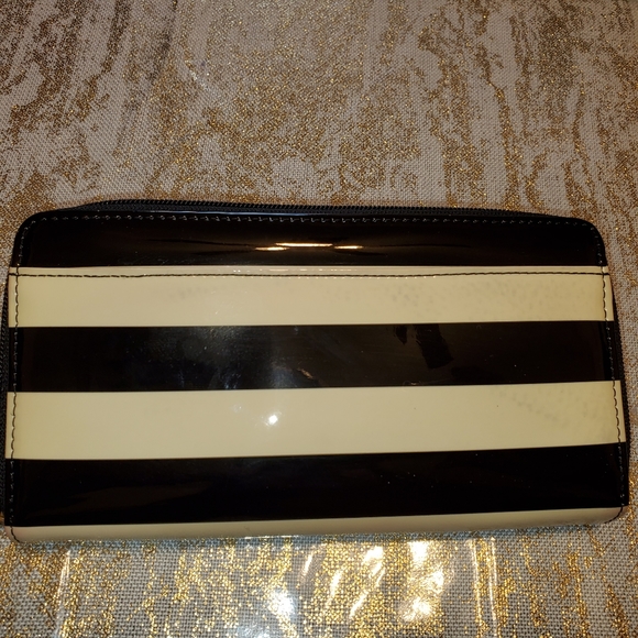 Kate Spade Penn Valley Neha Wallet - Picture 12 of 13